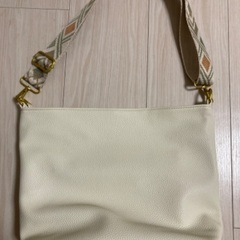 本革の白ショルダーバック