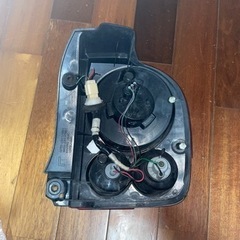 ラパン HE22S 左テールライト LED 割れありの画像