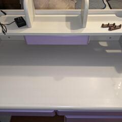 ニトリ学習机　ライト、椅子付きの画像