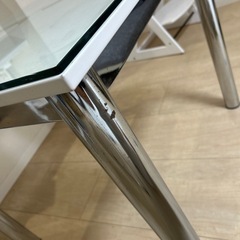 ダイニングガラステーブルの画像