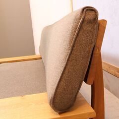 飛騨高山の家具メーカー キツツキマークの飛騨産業(HIDA)。森のことばシリーズのオーク無垢材(節入り) 2Pソファー。ロータイプのワイドなフォルムの和モダン2人掛けソファーです♪