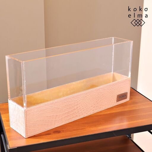 イタリアのブランド FENDIのインテリアコレクション FENDI CASA(フェンディカーサ)のフラワーベース。クロコ型押しレザーが洗練されたラグジュアリーな佇まいの花瓶です♪