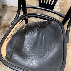 壊れたイス　黒　木製の画像
