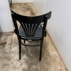 壊れたイス　黒　木製の画像
