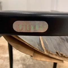 壊れたイス　黒　木製の画像