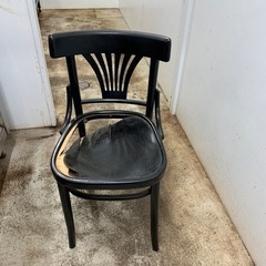 壊れたイス　黒　木製