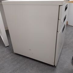 鍵付きキャビネット　オフィス用　デスクの画像