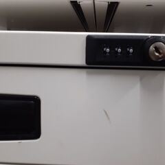 鍵付きキャビネット　オフィス用　デスクの画像