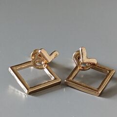 スクエアモチーフ スタッドピアス（新品）の画像