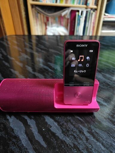 引取り限定です♪SONYのスピーカー付きWALKMANです！