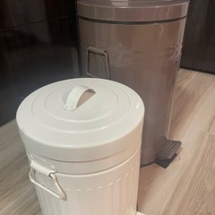 受け渡し予定　
ペダル踏ゴミ箱セットの画像