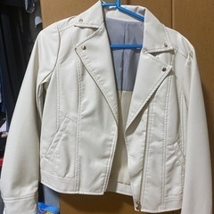 白の革ジャン
