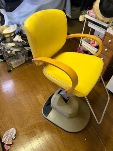 美容室　電動カットチェアー2台