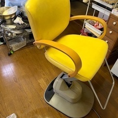 美容室　電動カットチェアー2台