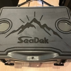 オリジナルマット(SeaDek)付ハードクーラーボックス　(サイズ:25L)　カラー:ダークグレイの画像