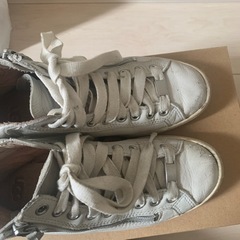 UGGハイカットスニーカー　22.5cmの画像
