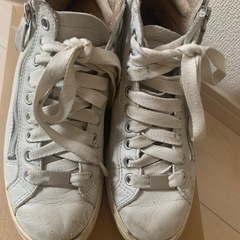 UGGハイカットスニーカー　22.5cmの画像