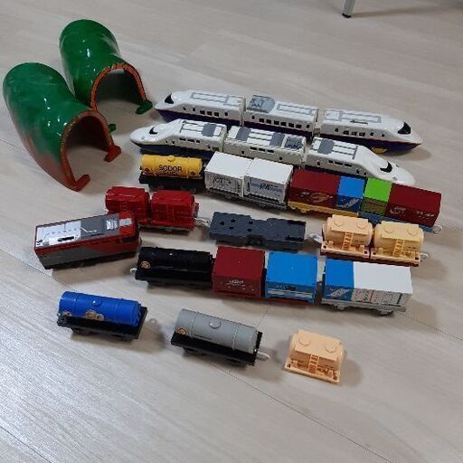 プラレール　新幹線と貨物車輌　トンネル