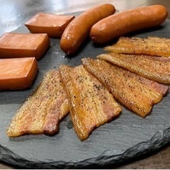 燻製所で丁寧にじっくり作ったベーコン