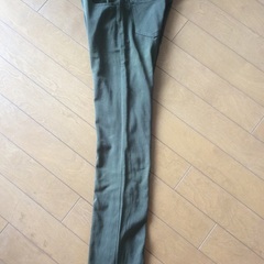 ユニクロ 濃緑のスリムボトムスの画像