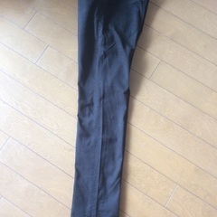 ユニクロ 黒スリムジーンズ