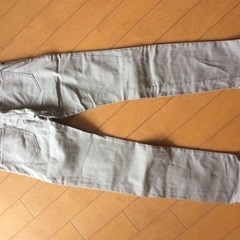 ユニクロ グレー スリムジーンズの画像