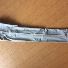 ユニクロ グレー スリムジーンズの画像