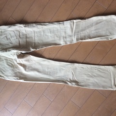 ユニクロ ベージュ スリムボトムスの画像