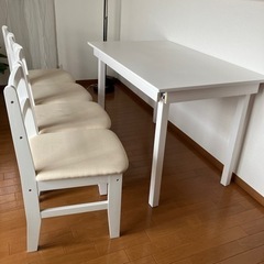 ダイニングテーブルの画像