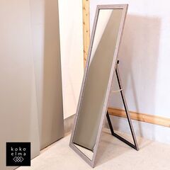 経年したような風合いの塗装をしたシャビーシックなスタンドミラーで...