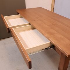 ISSEIKI(一生紀)よりアルダー無垢材を使用したDALDIA(ダルディア)シリーズの学習机です。シンプルで使い勝手の良い作業用デスクは、子どもから大人まで様々な用途にお使いいただけます♪の画像