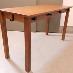 ISSEIKI(一生紀)よりアルダー無垢材を使用したDALDIA(ダルディア)シリーズの学習机です。シンプルで使い勝手の良い作業用デスクは、子どもから大人まで様々な用途にお使いいただけます♪の画像