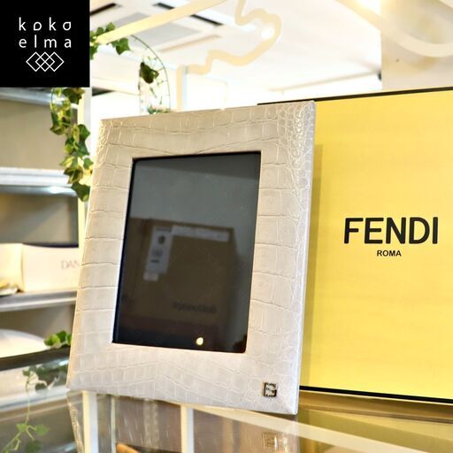 イタリアのブランド FENDIのインテリアコレクション FENDI CASA(フェンディカーサ)のフォトフレーム。クロコ型押しレザーが洗練されたラグジュアリーな佇まいの写真立てです♪
