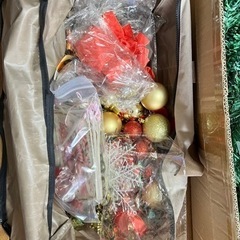 クリスマスツリーとオーナメントセットの画像