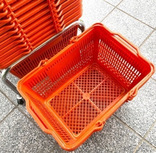 買い物カゴ 49個＋キャスター付き置台 オレンジ 中古品