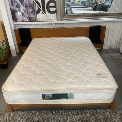 ダブルベッド　マットレス付き