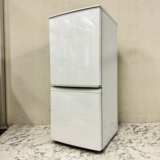 18007  SHARP 一人暮らし2D冷蔵庫 2017年製 137Ｌ ◆大阪市内・東大阪市他 6,000円以上ご購入で無料配達いたします！◆ ※京都・高槻・枚方方面◆神戸・西宮・尼崎方面◆生駒方面、大阪南部方面　それぞれ条件付き無料配送あり！