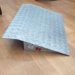 鉄製段差スロープ(段差：11cm▷横幅：60cm▷奥行：44cm▷重さ：11kg)♦亜鉛メッキ加工の錆びない鉄製段差スロープの画像