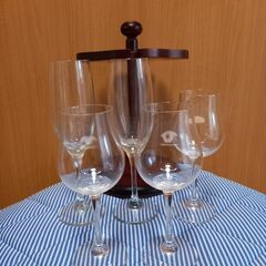 良品 Hoyaクリスタル ワイングラス3つ＋シャンパングラス2つ＋スタンドの画像
