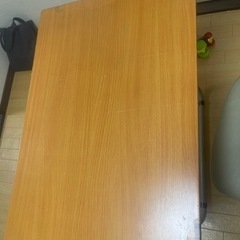 机と椅子。0円