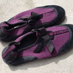 ビーチパラソル、マリンシューズの画像