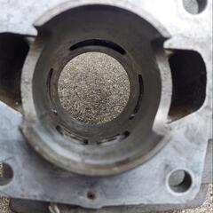 車のパーツの画像