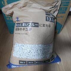 【値下げ】カインズもっと濃いブルー紙猫砂4袋＋ニャンとも清潔トイレの画像