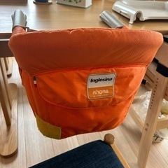 机につけるタイプのベビーチェアの画像