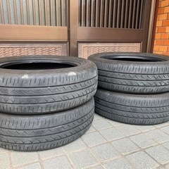 車のパーツ タイヤの画像