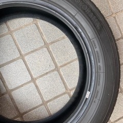 車のパーツ タイヤの画像