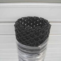 観音寺 プラスチック製のネット １ｍｘ１ｍ 8㎜穴 黒 フェンス 植木鉢の底 窓 バッグ製作 インテリア オリジナル籠の製作等の画像