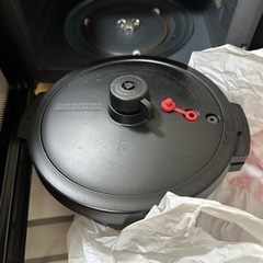 電子レンジとレンジ用圧力鍋の画像