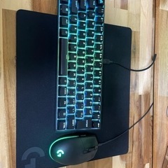 銀軸のゲーミングキーボード　マウス　マウスパッド