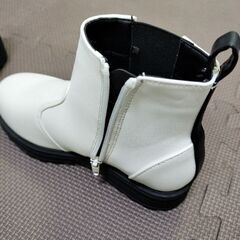 ジュニア　ブーツ　22cm ホワイト　ショートブーツの画像